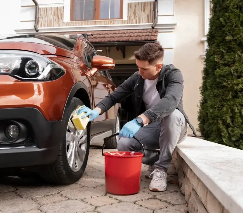 Lavage auto à domicile Sainte-Cécile : professionnel intervenant sur un véhicule